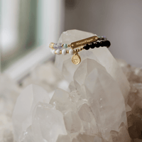 Bracelet de pierres semi-précieuses avec breloque Mandala fait au Québec.