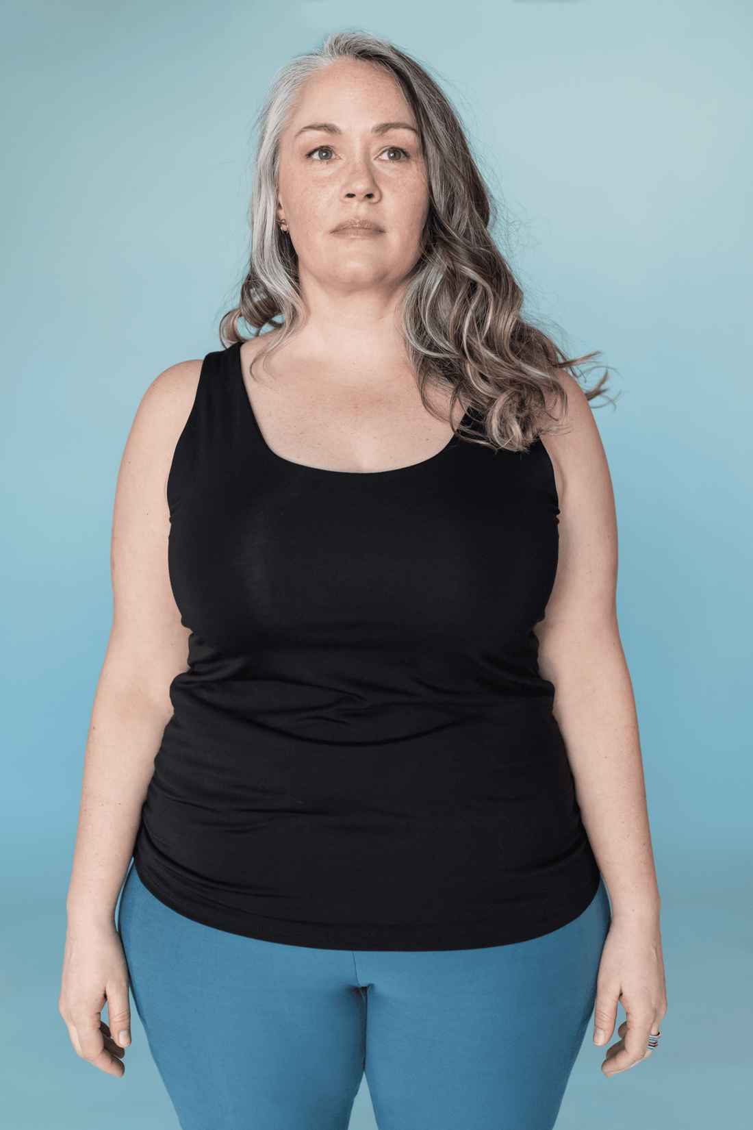 Camisole noire en bambou, fabriquée au Québec.