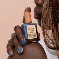 Vernis à ongles - broue dans l'toupet