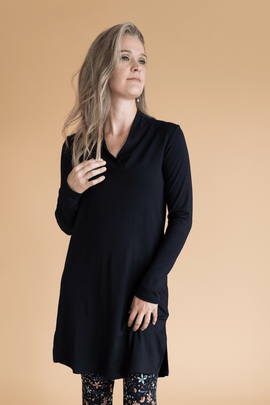 Blouse longue col V noir  à manches longues fabriquée au Québec, Canada