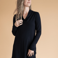 Blouse longue col V noir  à manches longues fabriquée au Québec, Canada