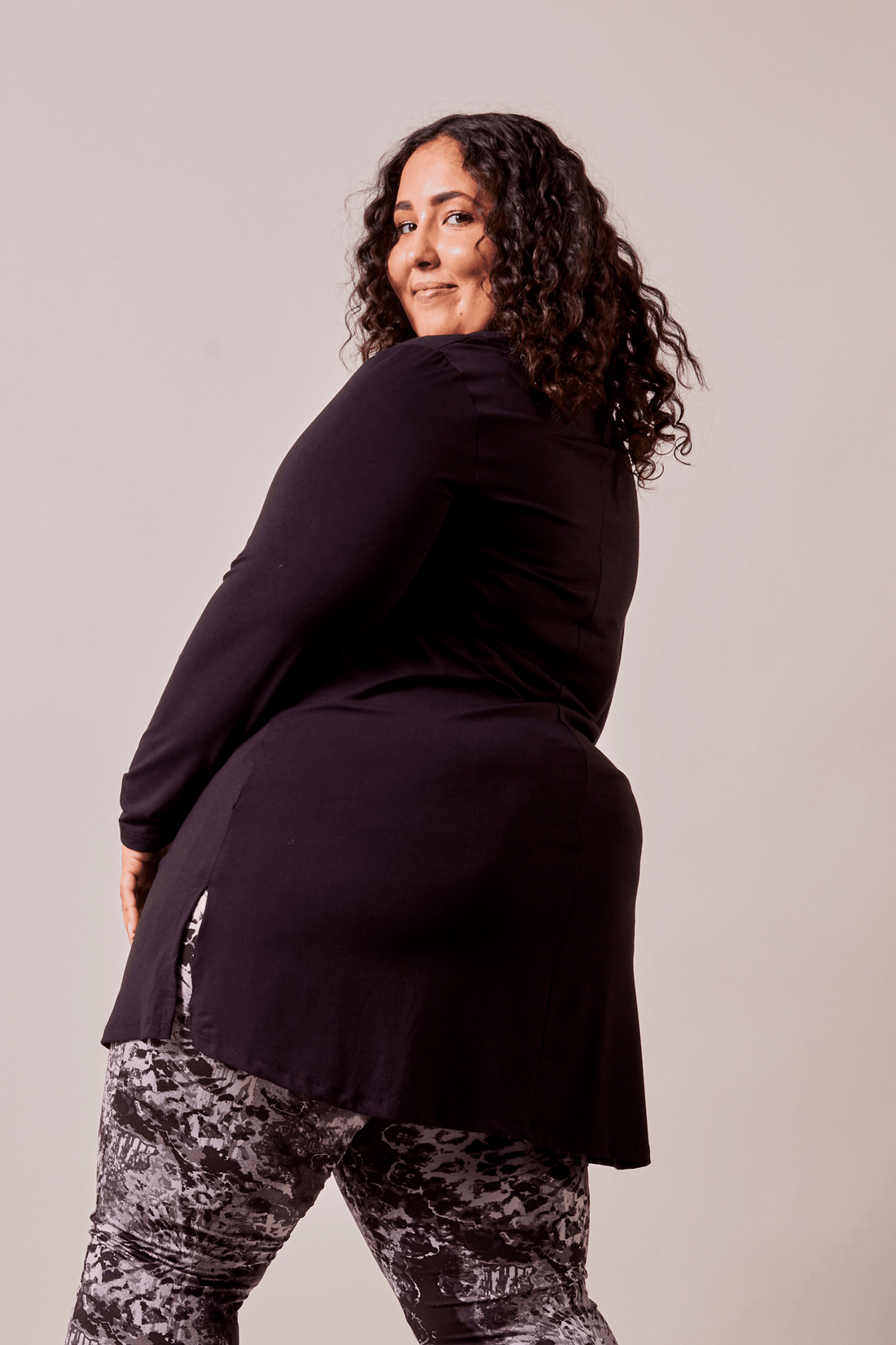 Blouse longue col V noir  à manches longues fabriquée au Québec, Canada