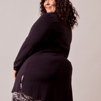 Blouse longue col V noir  à manches longues fabriquée au Québec, Canada