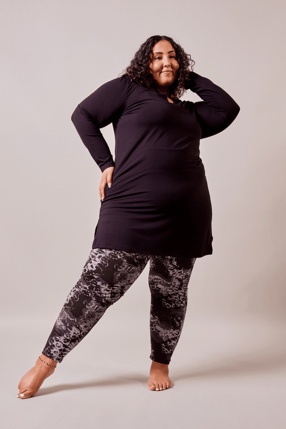 Blouse longue col V noir  à manches longues fabriquée au Québec, Canada