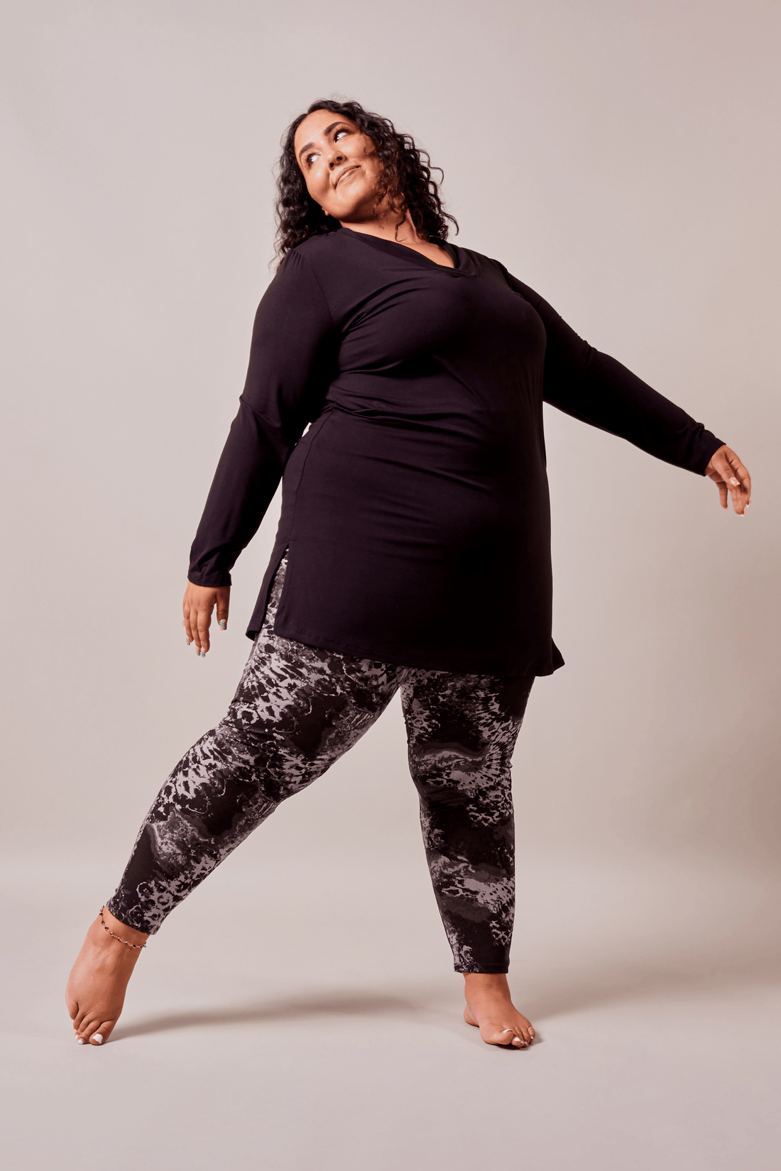 Blouse longue col V noir  à manches longues fabriquée au Québec, Canada