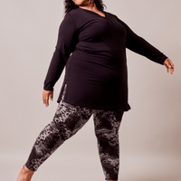 Blouse longue col V noir  à manches longues fabriquée au Québec, Canada