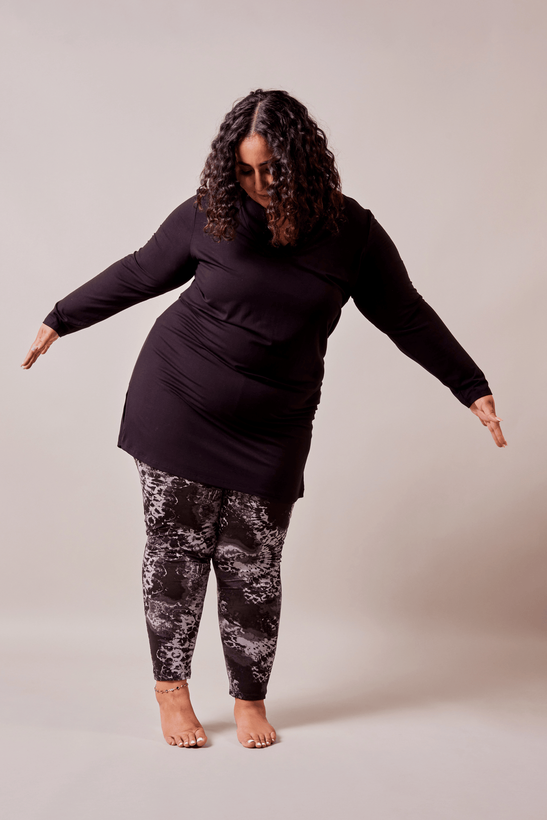 Blouse longue col V noir  à manches longues fabriquée au Québec, Canada