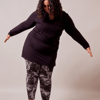 Blouse longue col V noir  à manches longues fabriquée au Québec, Canada