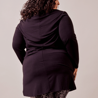 Blouse longue col V noir  à manches longues fabriquée au Québec, Canada