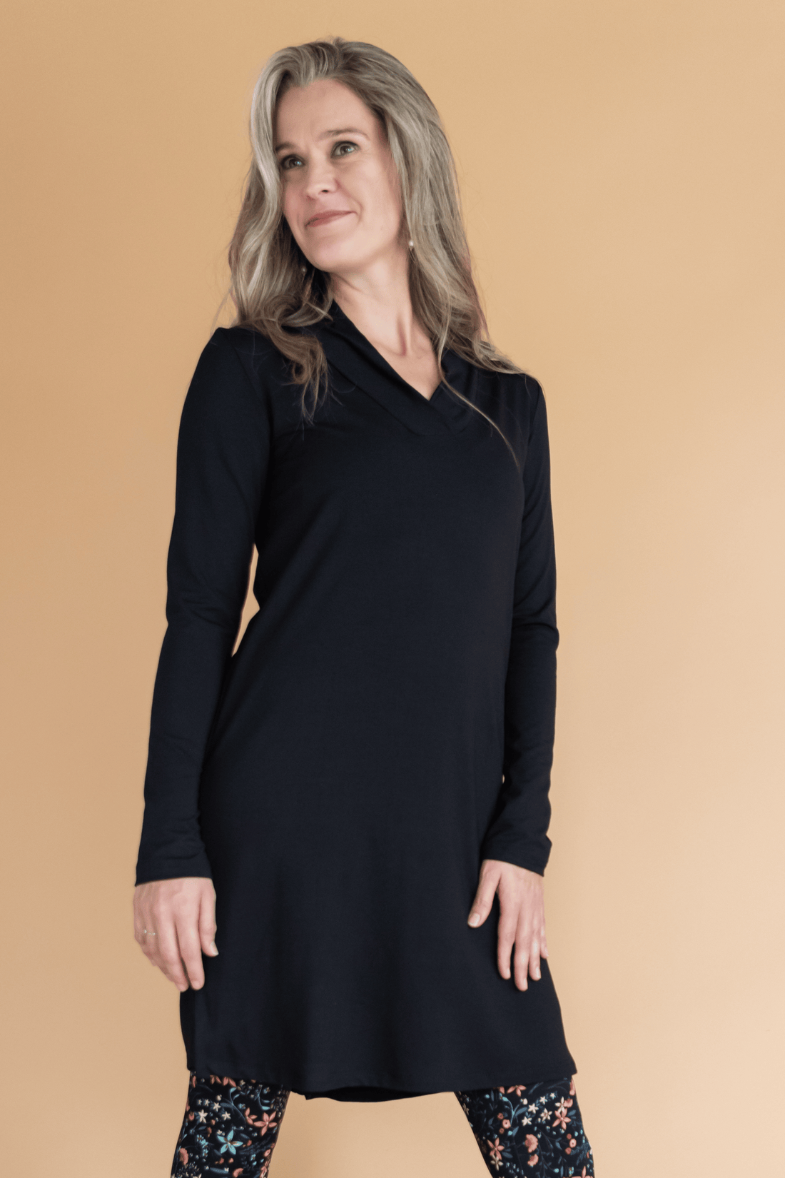 Blouse longue col V noir  à manches longues fabriquée au Québec, Canada