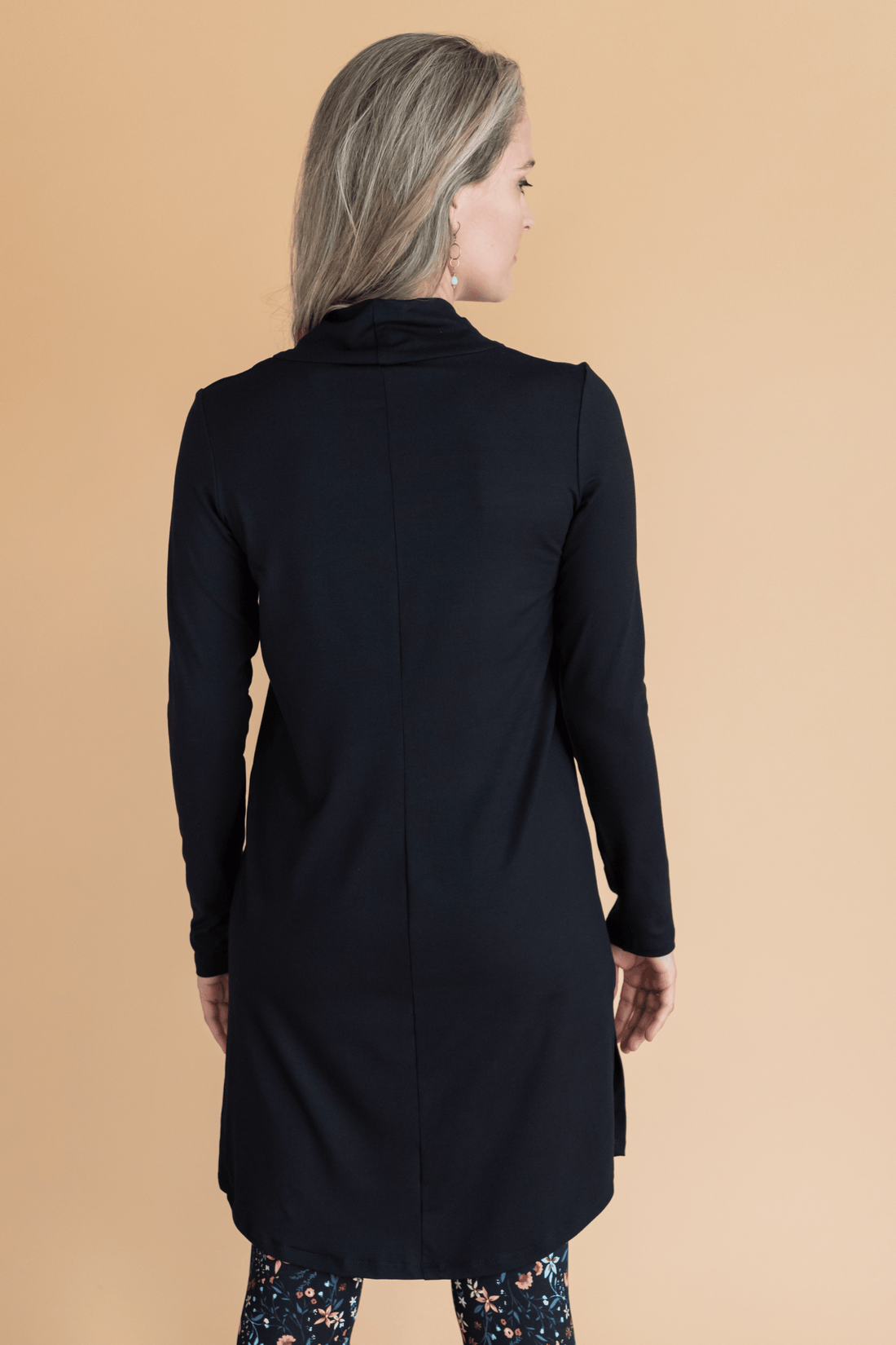 Blouse longue col V noir  à manches longues fabriquée au Québec, Canada