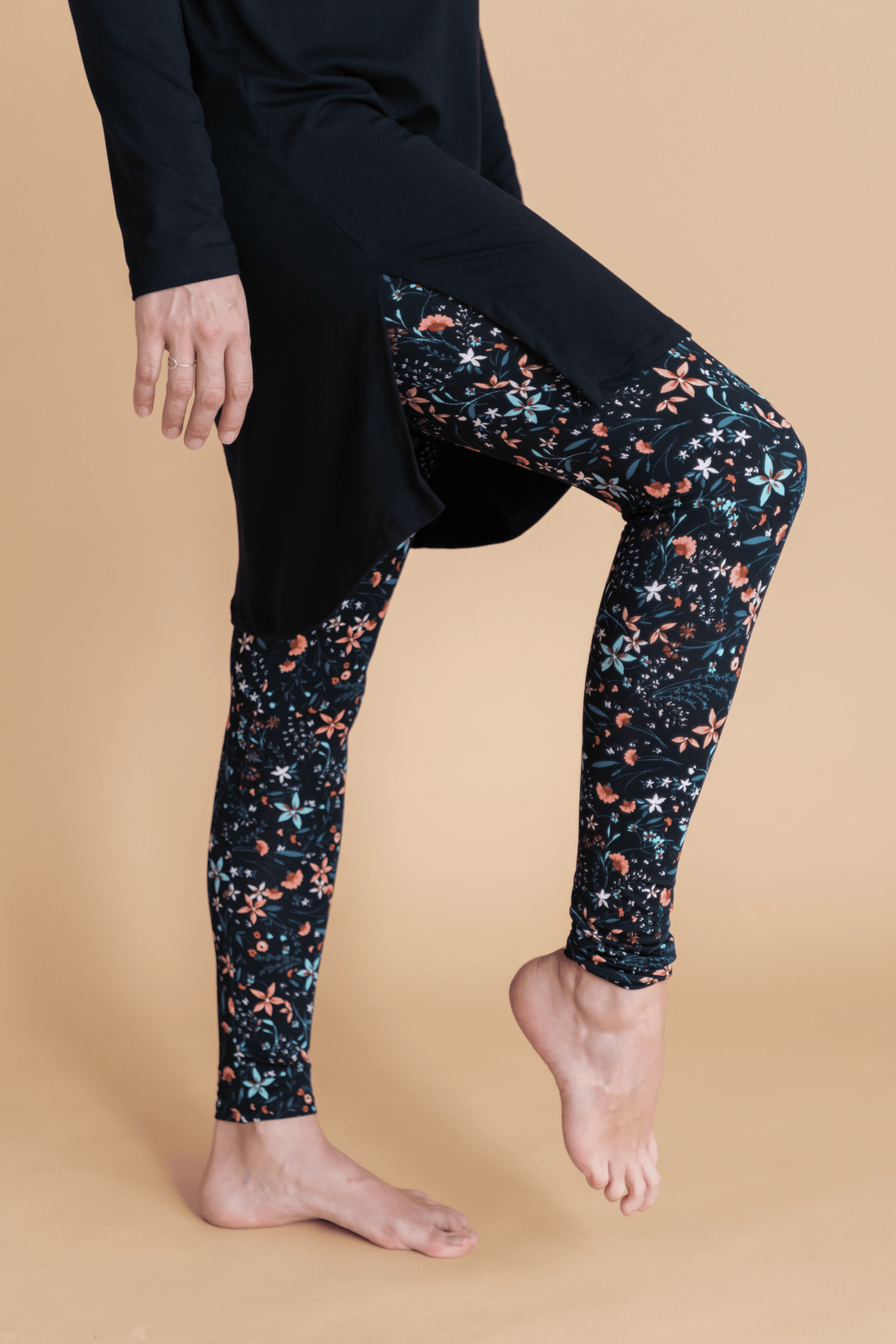 Blouse longue col V noir  à manches longues fabriquée au Québec, Canada