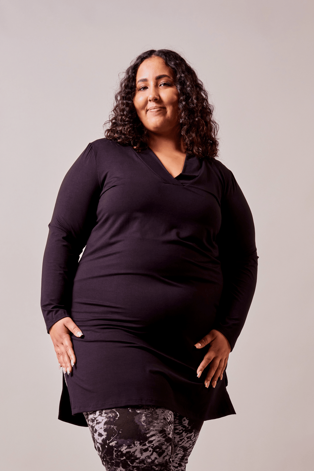 Blouse longue col V noir  à manches longues fabriquée au Québec, Canada