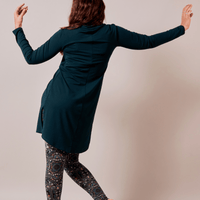 Blouse longue col V vert chasseur à manches longues fait au Québec, Canada