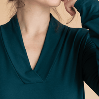 Blouse longue col V vert chasseur à manches longues fabriquée au Québec, Canada