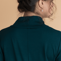 Blouse longue col V vert chasseur à manches longues fabriquée au Québec, Canada