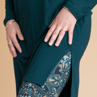 Blouse longue col V vert chasseur à manches longues fabriquée au Québec, Canada