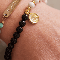 Bracelet de pierres semi-précieuses avec breloque Mandala fait au Québec.