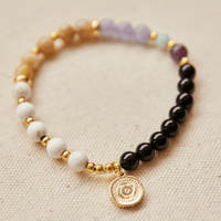 Bracelet de pierres semi-précieuses avec breloque Mandala fait au Québec.