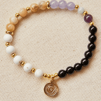 Bracelet de pierres semi-précieuses avec breloque Mandala fait au Québec.