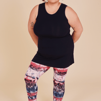 Camisole de yoga bleu marine fabriquée au Québec.