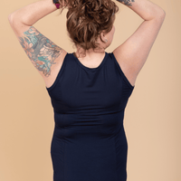 Camisole de yoga bleu marine fabriquée au Québec.