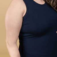 Camisole de yoga bleu marine fabriquée au Québec.