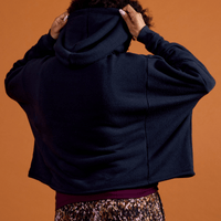 haut douillet à capuchon noir