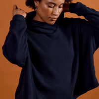 haut douillet à capuchon noir