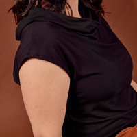 haut col drapé noir