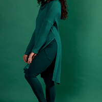 tunique fluide à manches longues et avec un col drapé