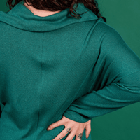 tunique fluide à manches longues et avec un col drapé