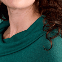 tunique fluide à manches longues et avec un col drapé