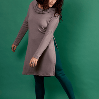 tunique fluide avec manches longues, col drapé et fentes