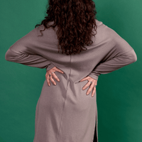 tunique fluide avec manches longues, col drapé et fentes