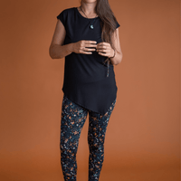 Haut noir à manches courtes avec pointe asymétrique fait au Québec, Canada.