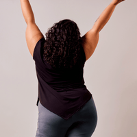 Haut noir à manches courtes avec pointe asymétrique fait au Québec, Canada.