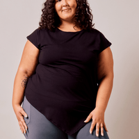 Haut noir à manches courtes avec pointe asymétrique fait au Québec, Canada.