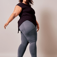 Haut noir à manches courtes avec pointe asymétrique fait au Québec, Canada.