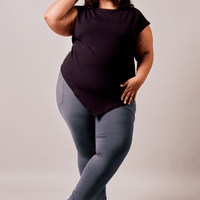 Haut noir à manches courtes avec pointe asymétrique fait au Québec, Canada.