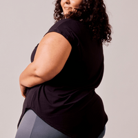 Haut noir à manches courtes avec pointe asymétrique fait au Québec, Canada.