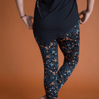 Haut noir à manches courtes avec pointe asymétrique fait au Québec, Canada.