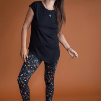 Haut noir à manches courtes avec pointe asymétrique fait au Québec, Canada.