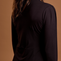 robe avec un col Mao et des manches blousantes.