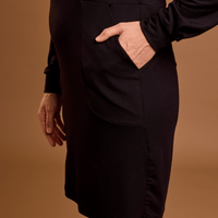 robe avec un col Mao et des manches blousantes.