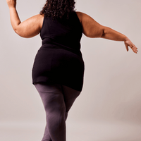 Camisole longue de yoga en bambou noir fabriquée au Québec.