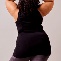 Camisole longue de yoga en bambou noir fabriquée au Québec.