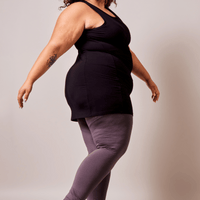 Camisole longue de yoga en bambou noir fabriquée au Québec.