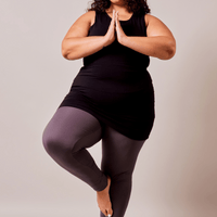 Camisole longue de yoga en bambou noir fabriquée au Québec.