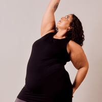 Camisole longue de yoga en bambou noir fabriquée au Québec.